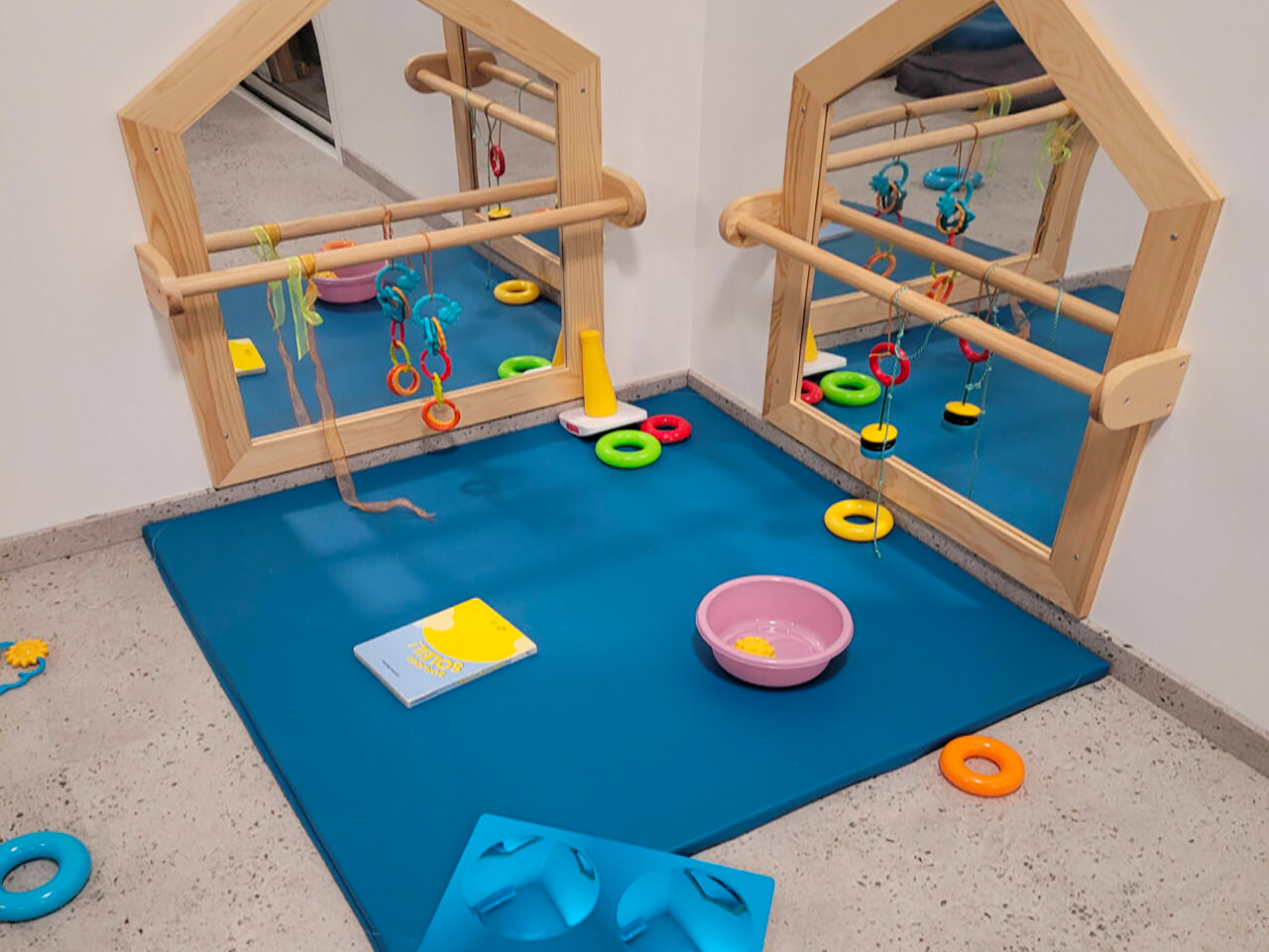Espace bébé avec miroir et jeux sensoriels - micro-crèche Santes