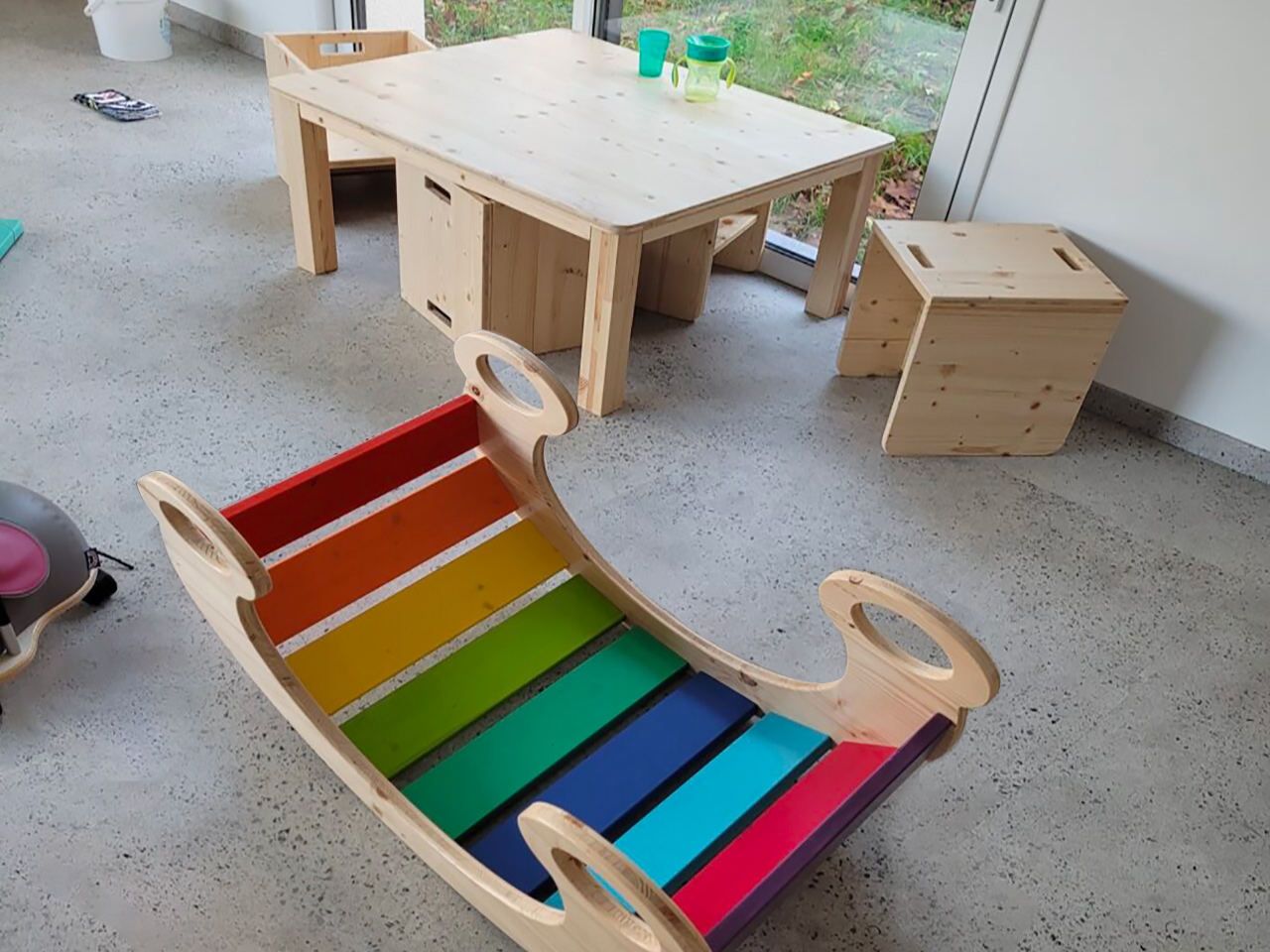 Espace jeux et table d'activités en bois - micro crèche Santes